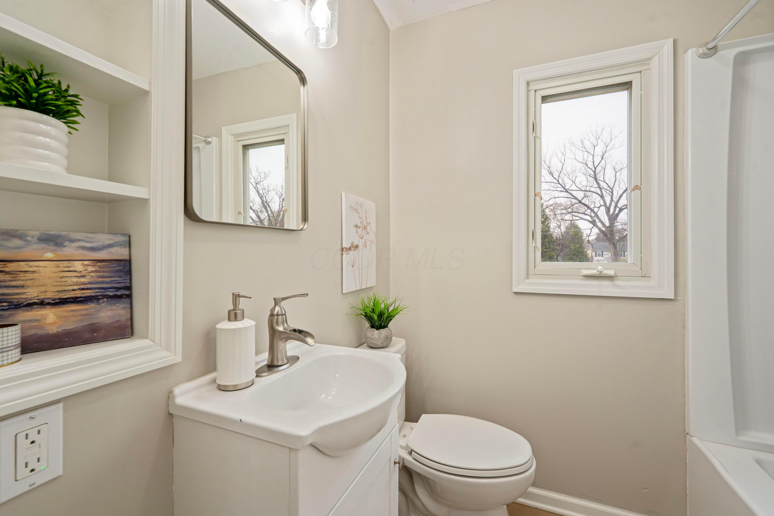 565 South Kellner Road Columbus, OH 43209 - Photo 20 of 34 Bathroom4