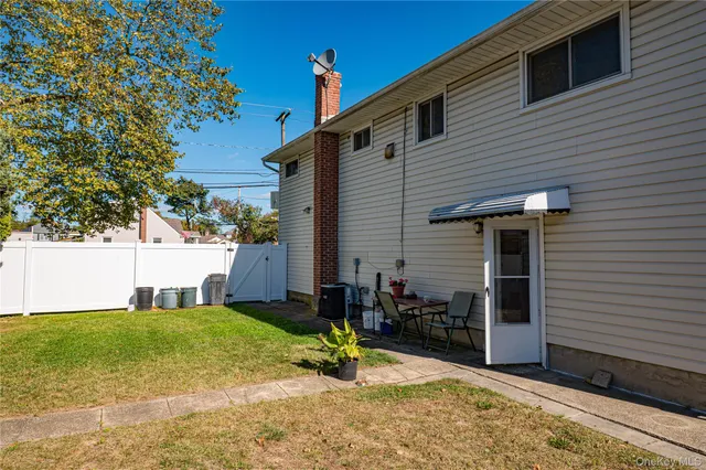 a view of a house with backyard and sitting area