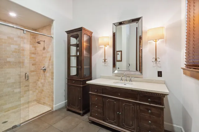 a view of an house with a yard