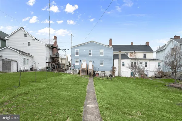 a view of a house with backyard