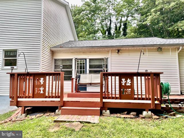 42 Overlook Road Morgantown, PA 19543 - Photo 36 of 44 Close-Up Of Deck Off Breezeway