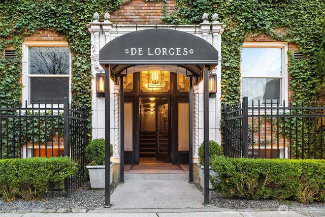 $329,000 | 325 Harvard Avenue East, Unit 302, Seattle, WA 98102