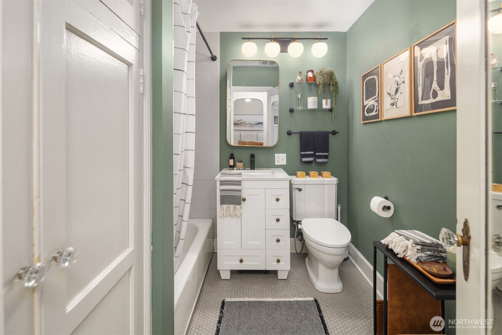 325 Harvard Avenue East, Unit 302 Seattle, WA 98102 - Photo 24 of 28