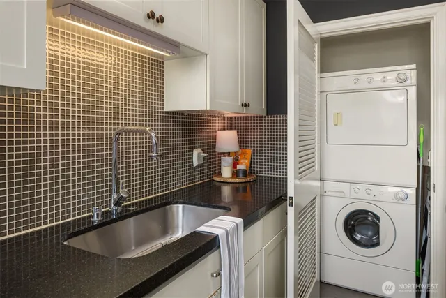 $329,000 | 325 Harvard Avenue East, Unit 302, Seattle, WA 98102