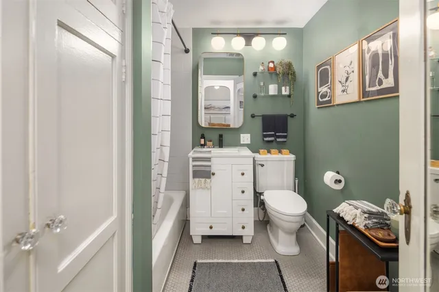 $329,000 | 325 Harvard Avenue East, Unit 302, Seattle, WA 98102