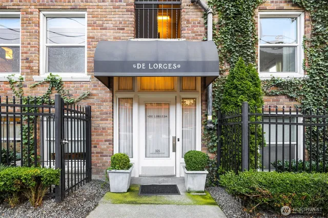 $329,000 | 325 Harvard Avenue East, Unit 302, Seattle, WA 98102