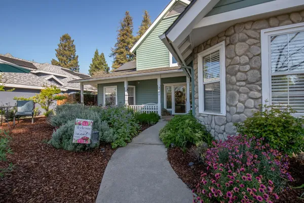 $714,900 | 3900 West Allen Court, Visalia, CA 93291