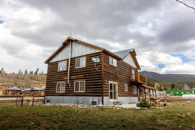 a view of a house with backyard and garden