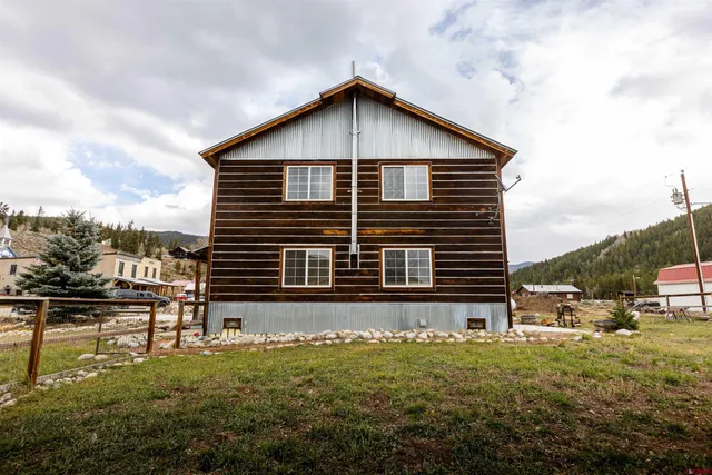 a front view of house with yard