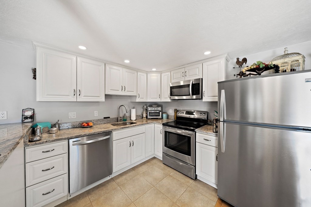 66 Broadway Hanover, MA 02339 - Photo 4 of 42