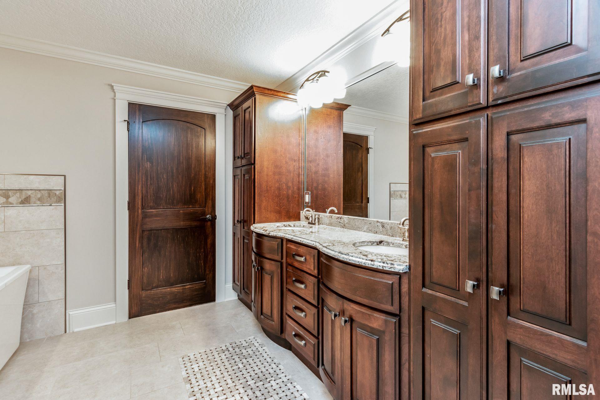 6211 Utica Ridge Road, Unit 203 Davenport, IA 52807 - Photo 21 of 44 Gallery Image 21