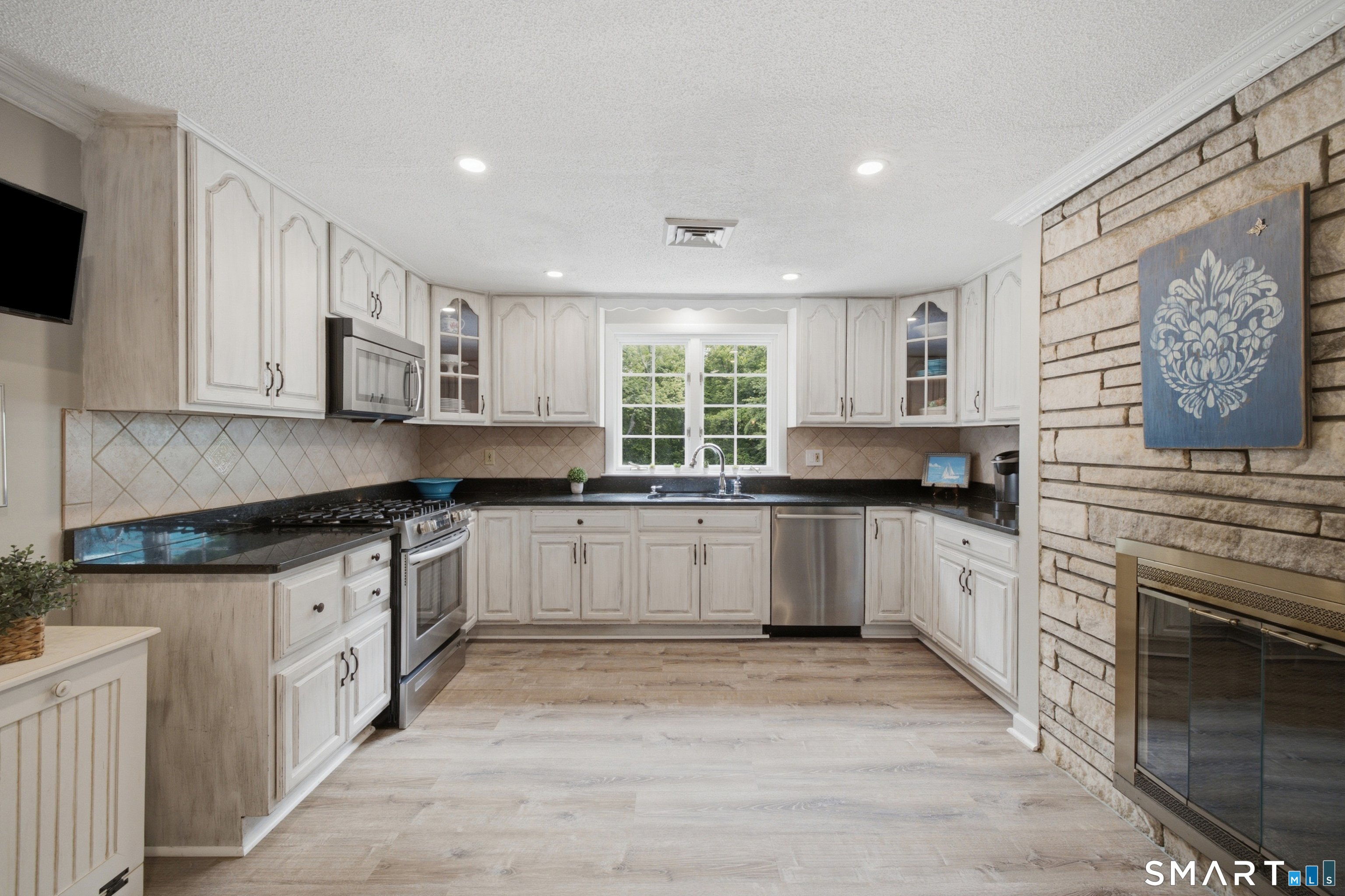 36 Willowbrook Road West Hartford, CT 06107 - Photo 8 of 38