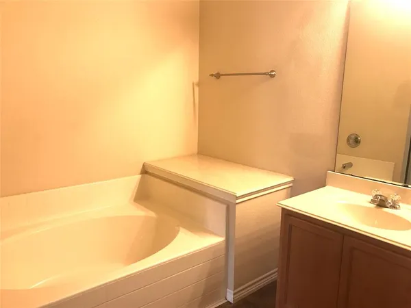 $2,200 | 492 Northbrook Avenue, Oak Point, TX 75068