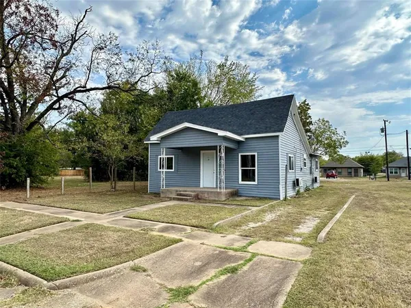 a view of a house with basketball court