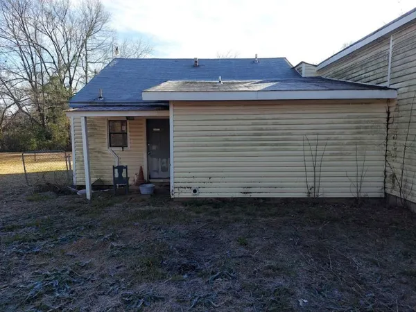 a view of a house with a backyard