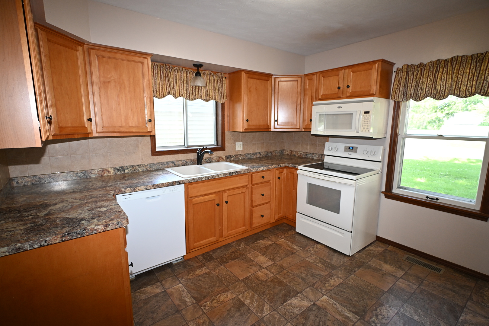 302 South Summit Street El Paso, IL 61738 - Photo 10 of 22