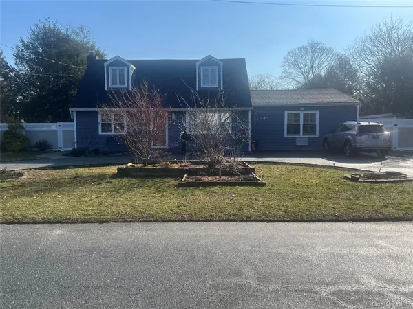 $899,990 | 1659 Lincoln Avenue, Bohemia, NY 11716