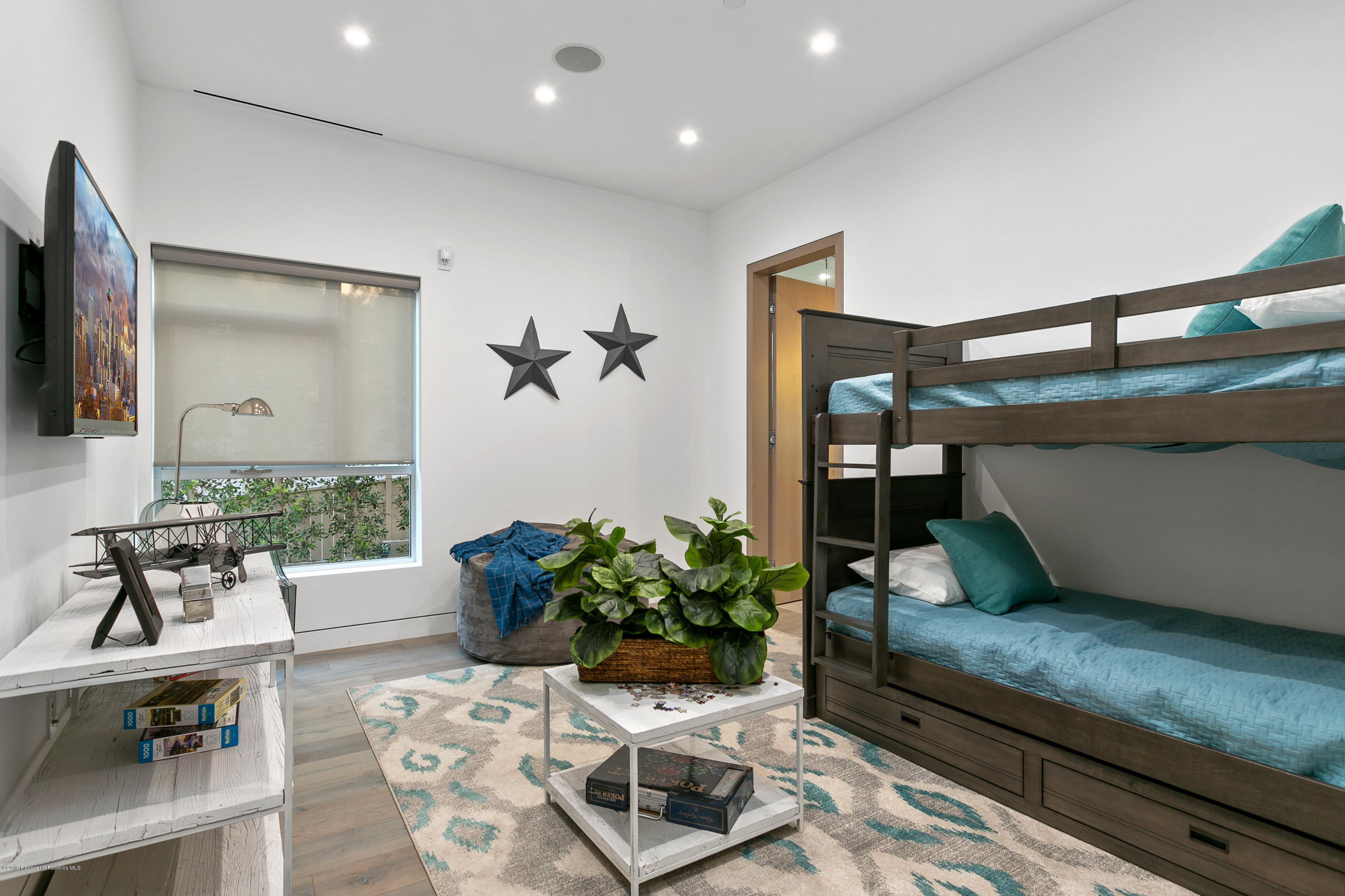 4402 Wasatch Drive La Canada Flintridge, CA 91011 - Photo 24 of 62 a living room with furniture