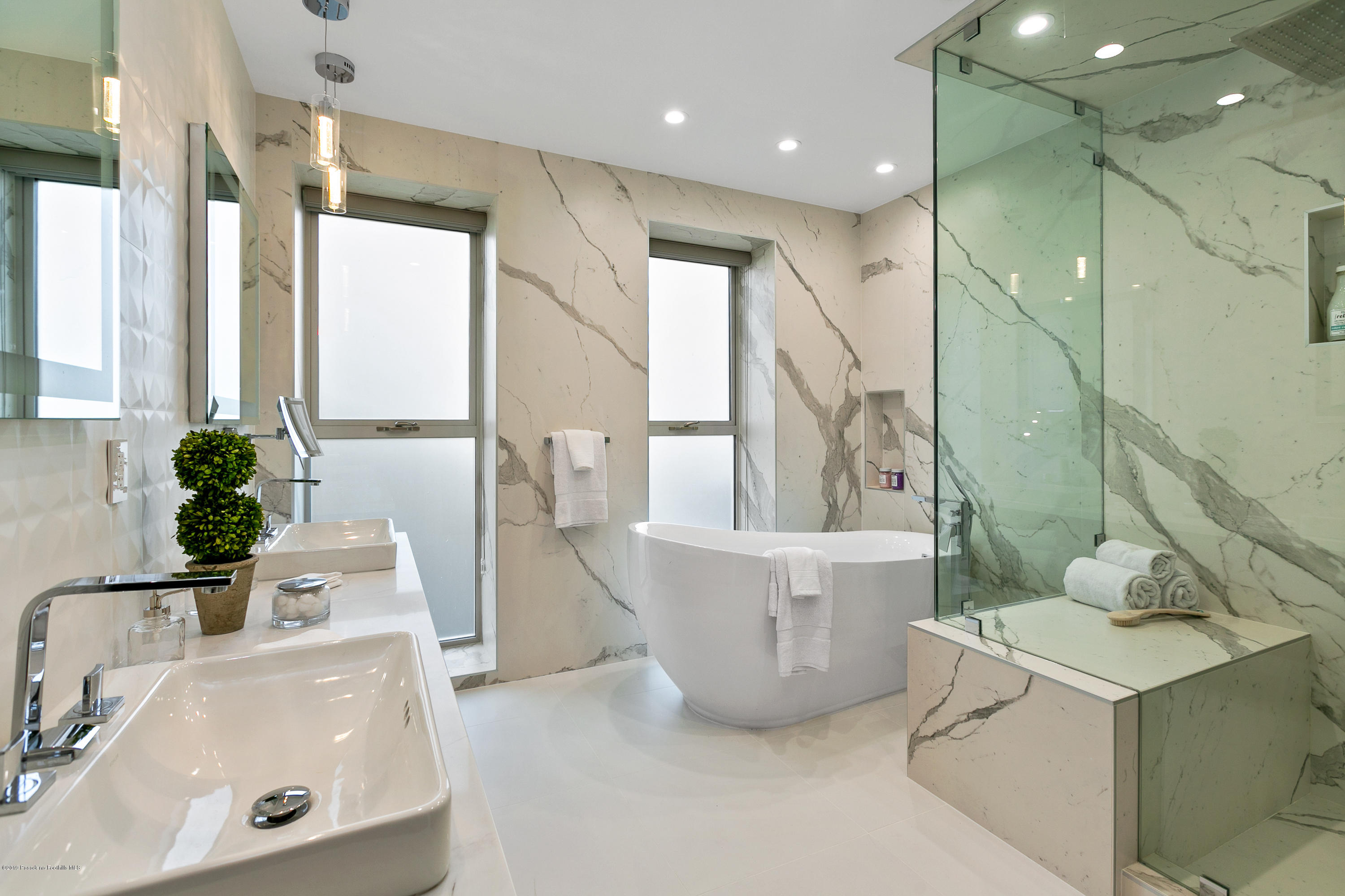 4402 Wasatch Drive La Canada Flintridge, CA 91011 - Photo 32 of 62 a bathroom with a tub sink and mirror