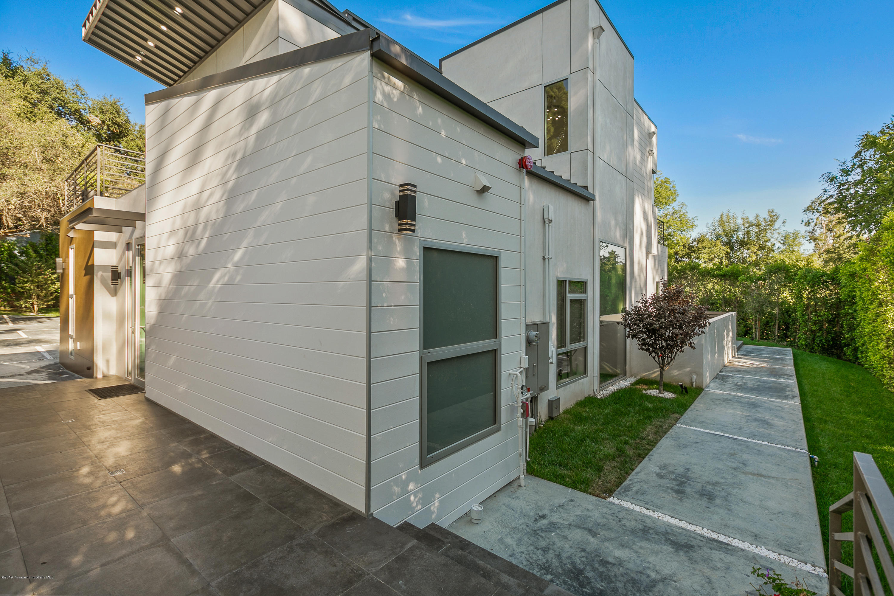 4402 Wasatch Drive La Canada Flintridge, CA 91011 - Photo 40 of 62 a view of a back yard of the house
