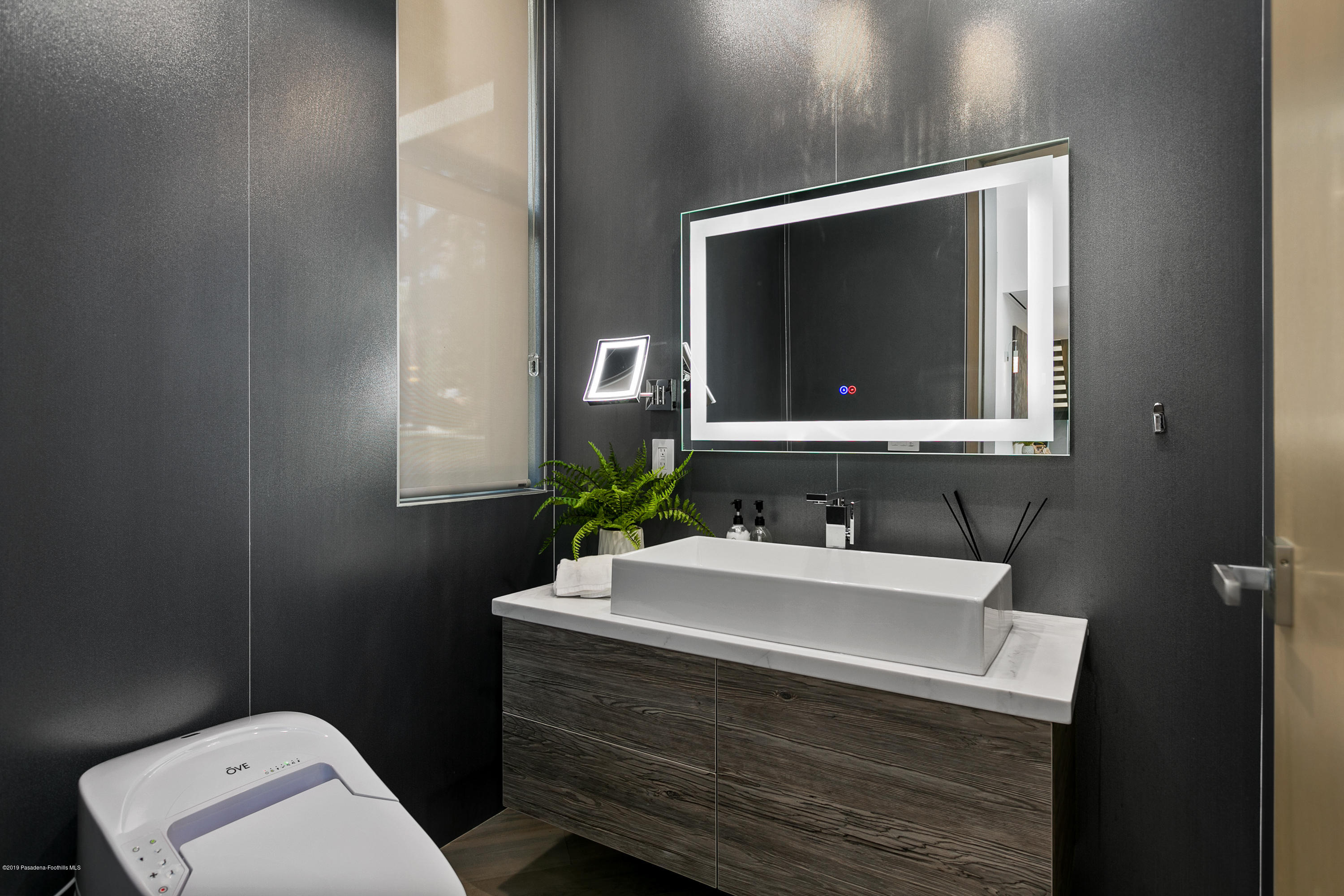 4402 Wasatch Drive La Canada Flintridge, CA 91011 - Photo 7 of 62 a bathroom with a sink toilet and mirror