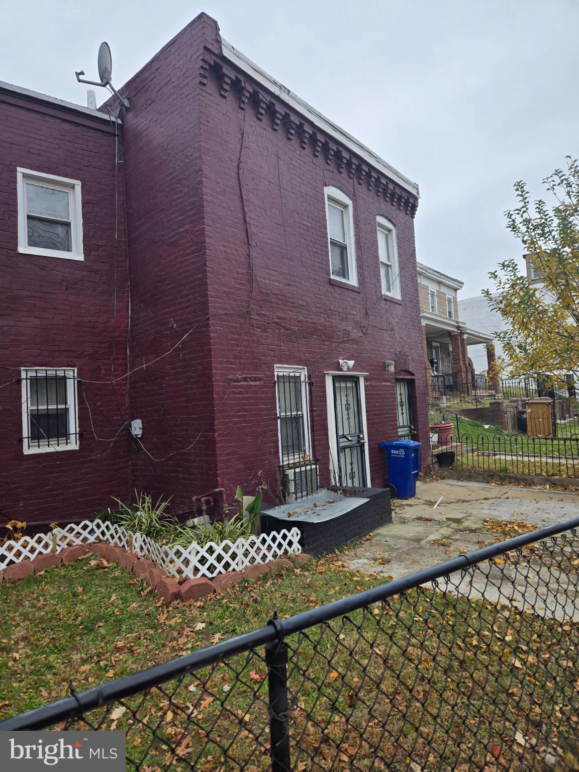 401 O Street Northwest Washington, DC 20001 - Photo 21 of 41 a front view of a house with a yard