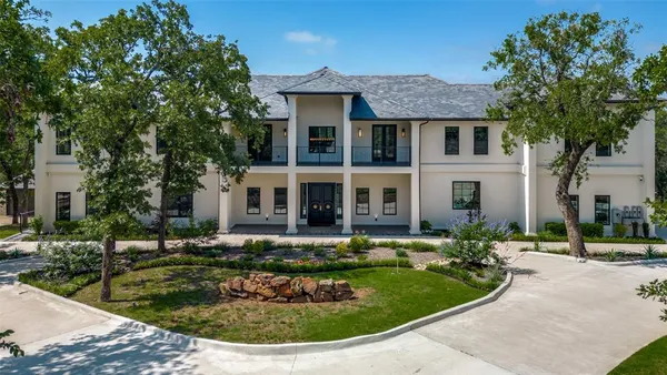 a view of a yard in front of house