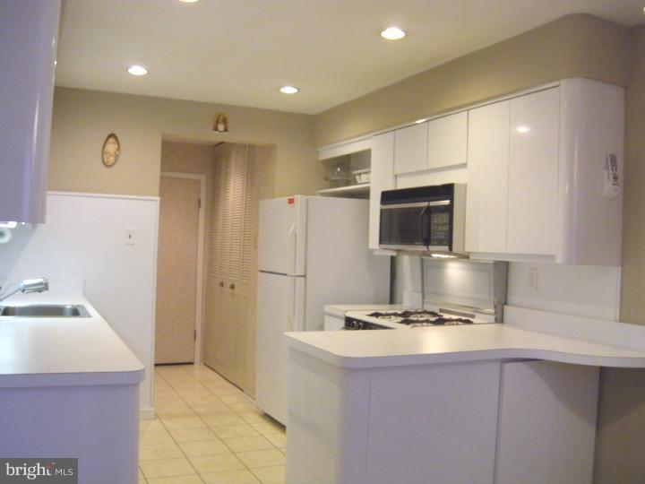 104 Rennard Terrace Philadelphia, PA 19116 - Photo 4 of 15 Kitchen