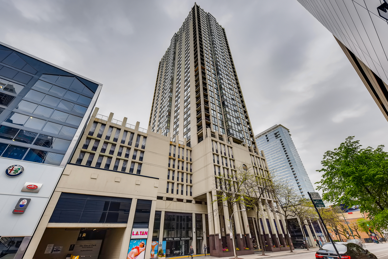 1122 North Clark Street, Unit 2207 Chicago, IL 60610 - Photo 2 of 14 a view of a balcony