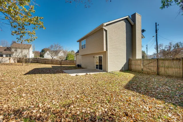 a view of backyard of the house