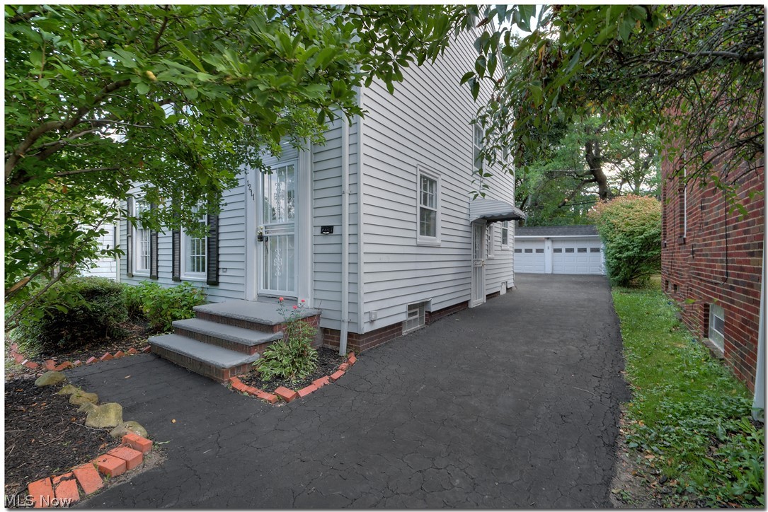1211 Haselton Road Cleveland Heights, OH 44121 - Photo 2 of 31