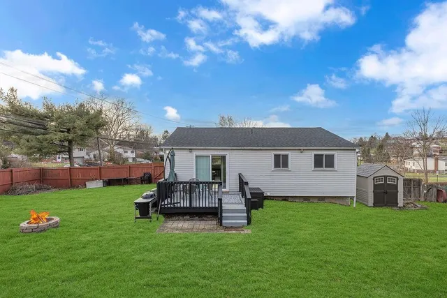 a view of a house with a yard