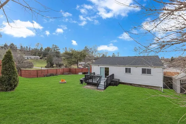 a view of a house with backyard