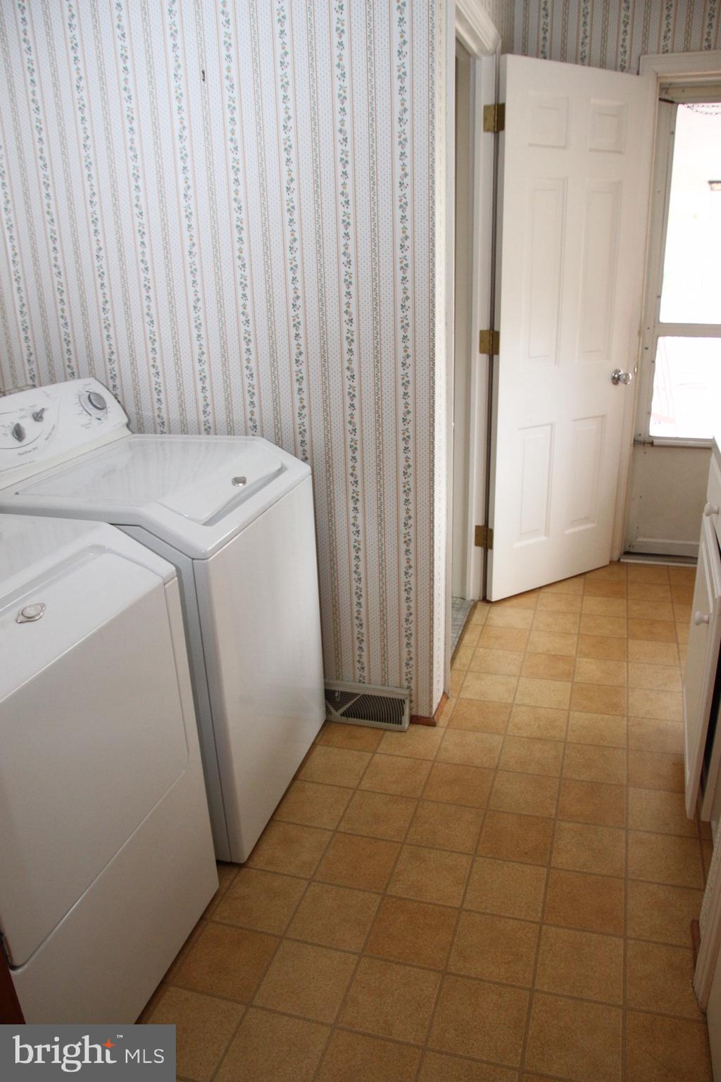 12233 Itnyre Road Smithsburg, MD 21783 - Photo 22 of 50 laundry on main level