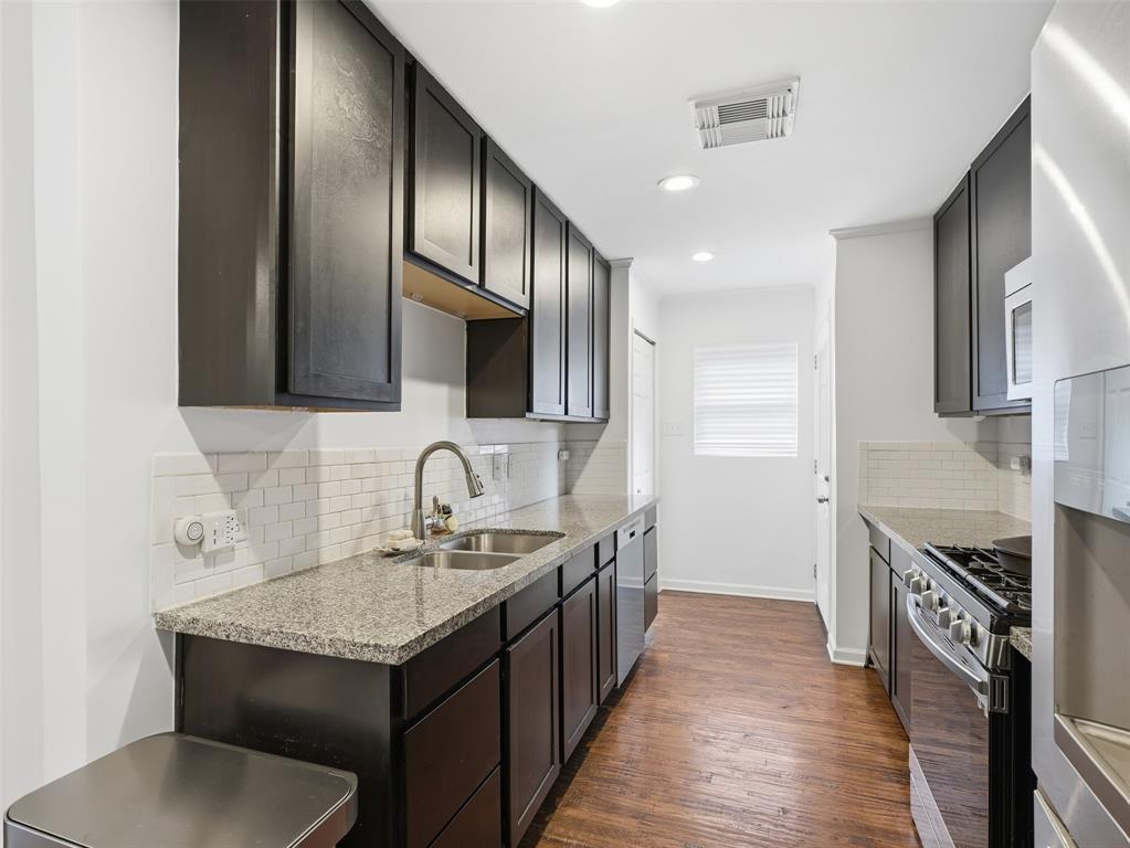 814 Westmount Avenue Dallas, TX 75211 - Photo 10 of 32