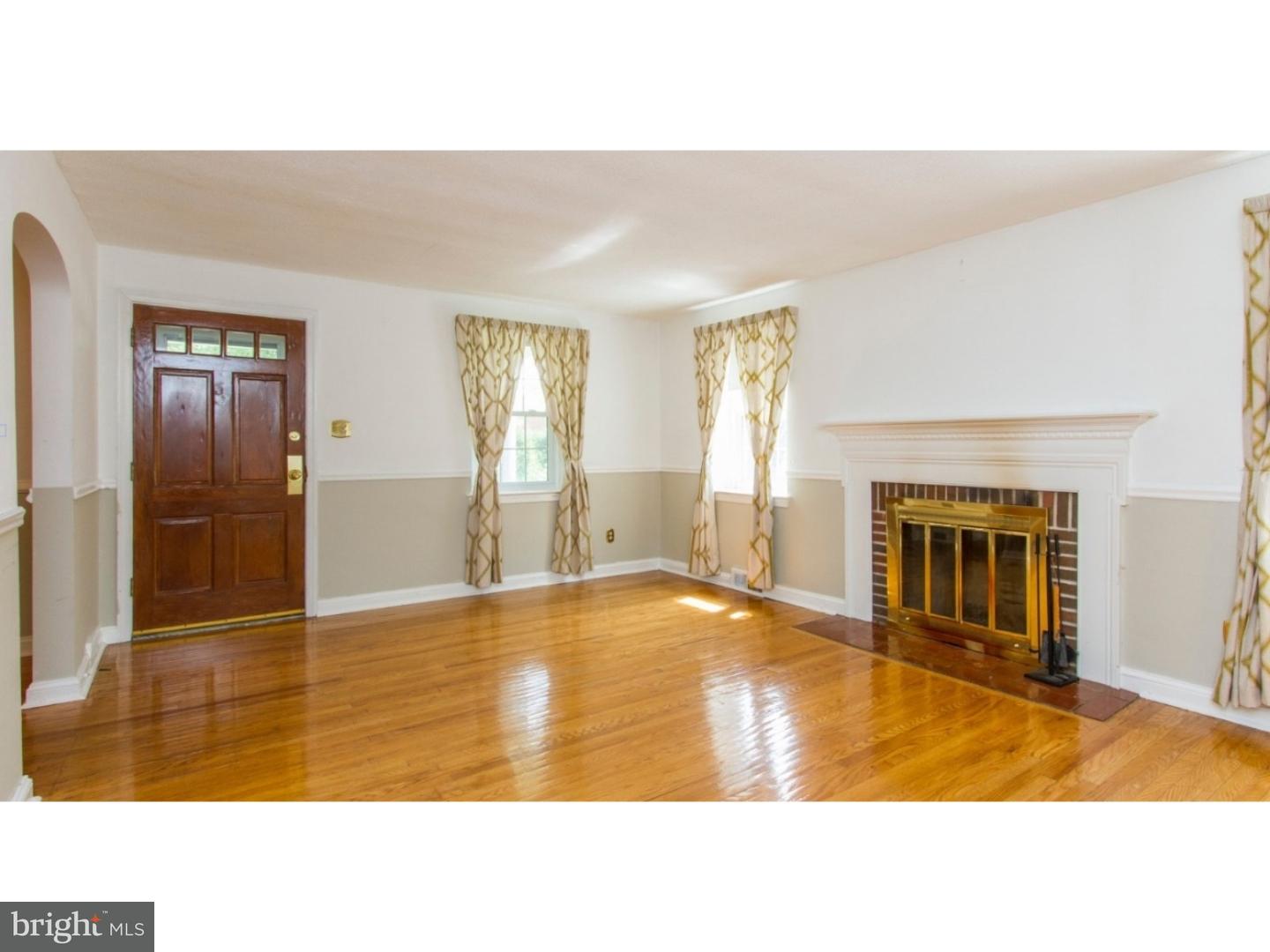 526 Andrew Road Springfield, PA 19064 - Photo 5 of 18 Living Room