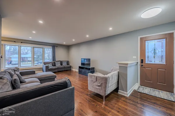 $560,000 | 9113 Belleforte Avenue, Morton Grove, IL 60053
