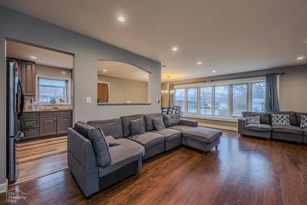 $560,000 | 9113 Belleforte Avenue, Morton Grove, IL 60053
