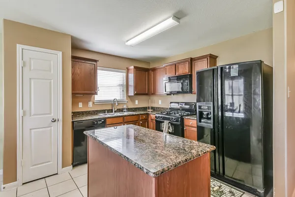 $1,975 | 9423 Ivory Trail Lane, Rosharon, TX 77583