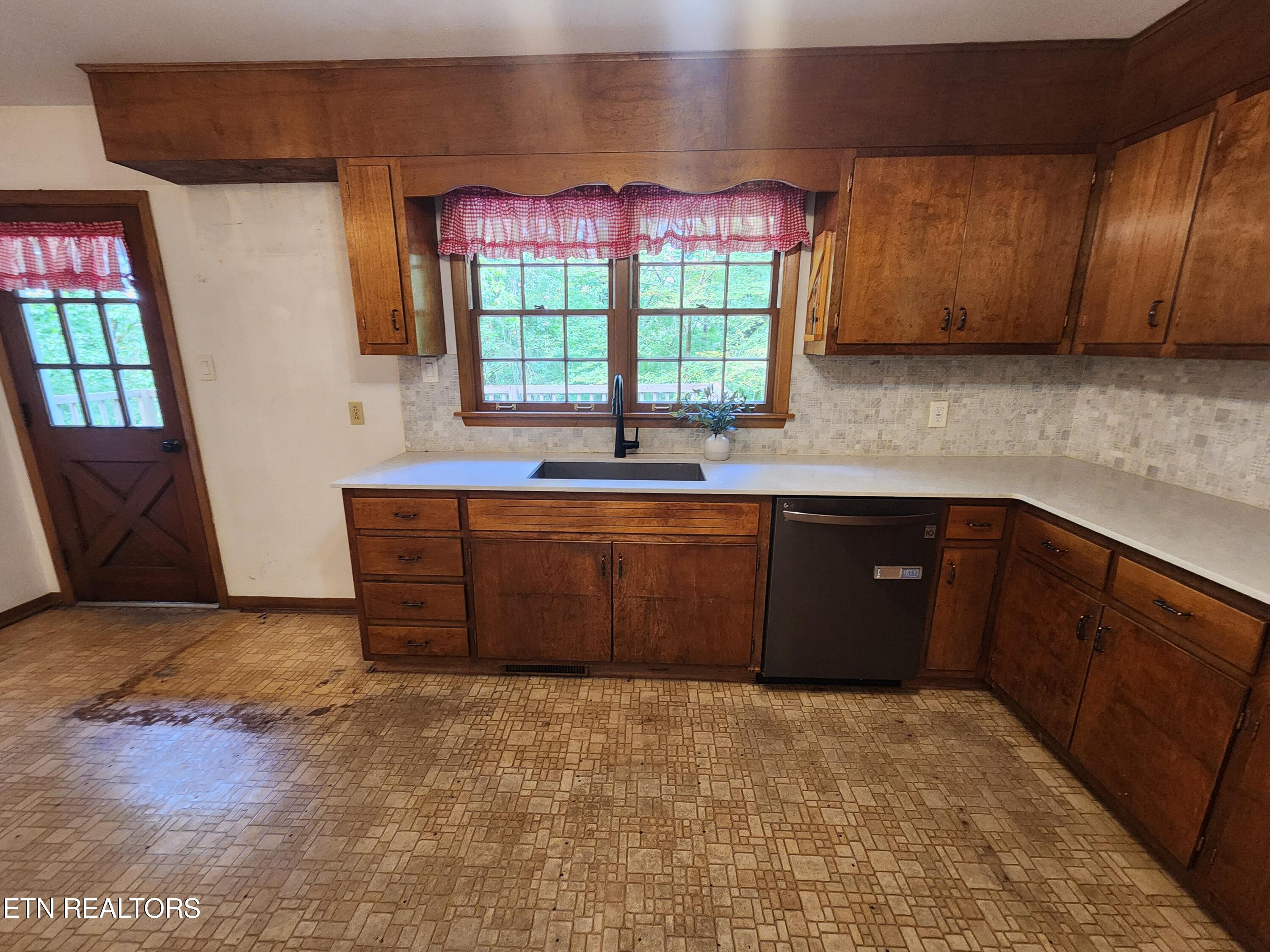 111 Middlebury Road Oak Ridge, TN 37830 - Photo 3 of 8 Kitchen