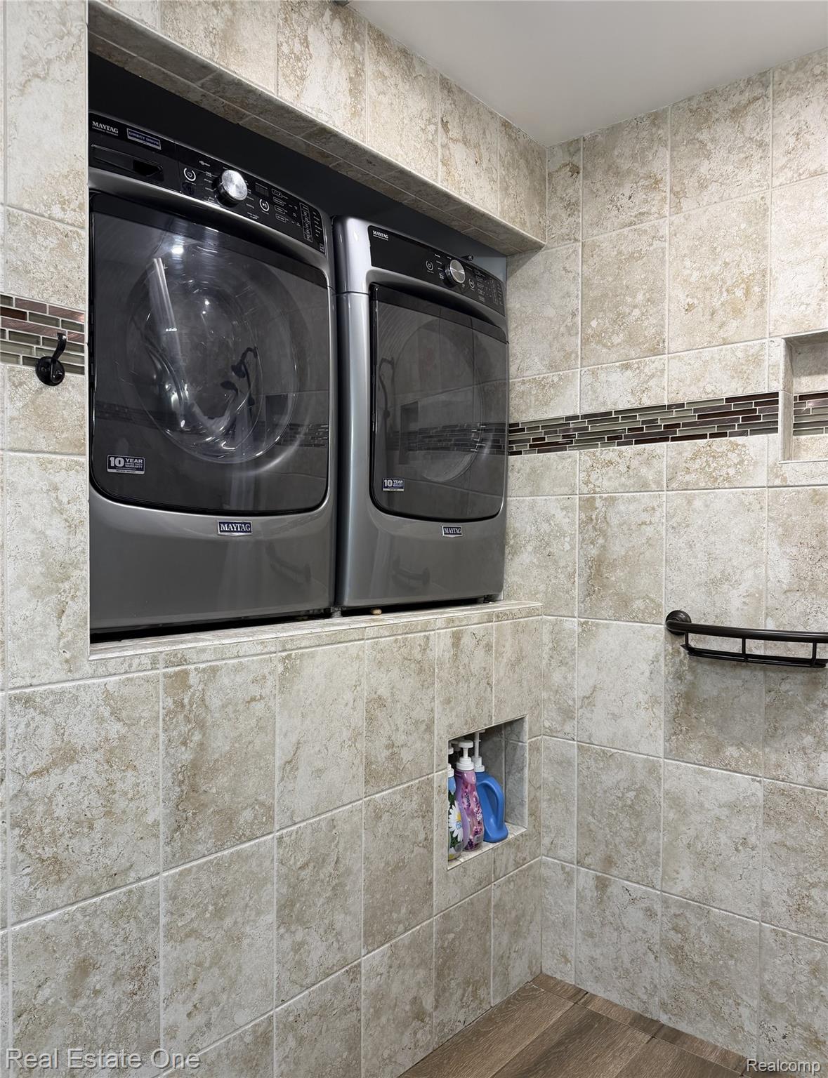 1115 Torpey Road Troy, MI 48083 - Photo 30 of 38 built in washer and dryer