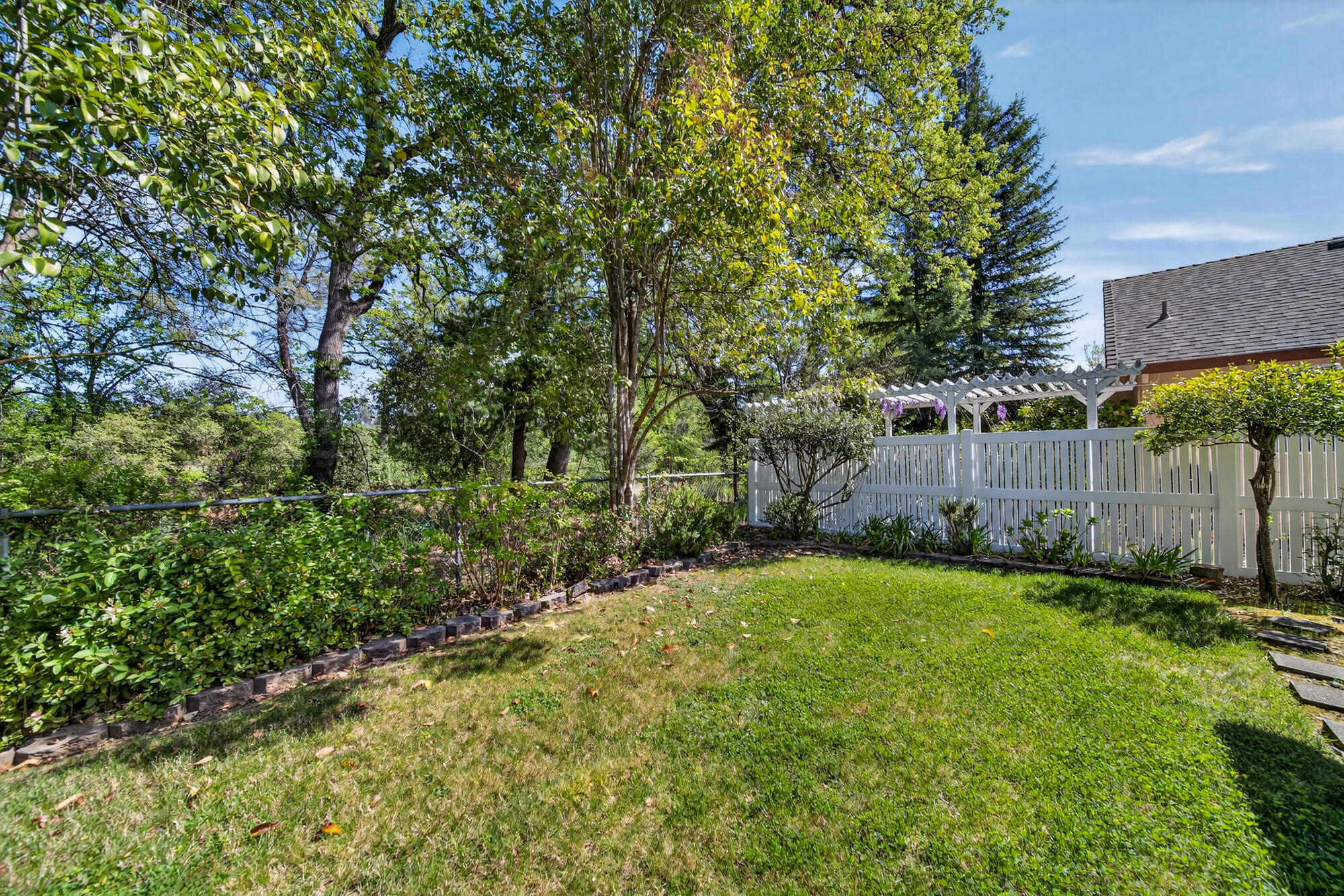 647 Olympic Street Redding, CA 96003 - Photo 32 of 39 647 Olympic St., Redding-29