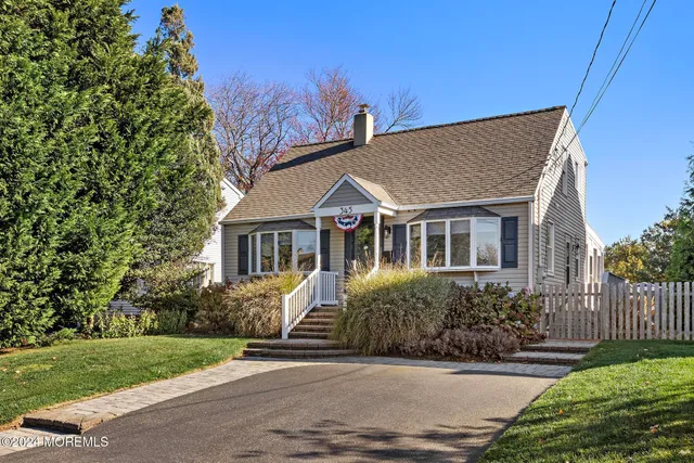 a view of a yard in front of house