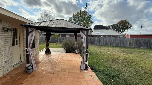 a view of a backyard