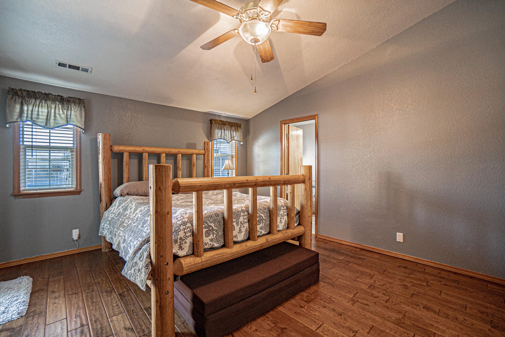 915 Amanda Way Central Point, OR 97502 - Photo 9 of 36 DSC02746-HDR