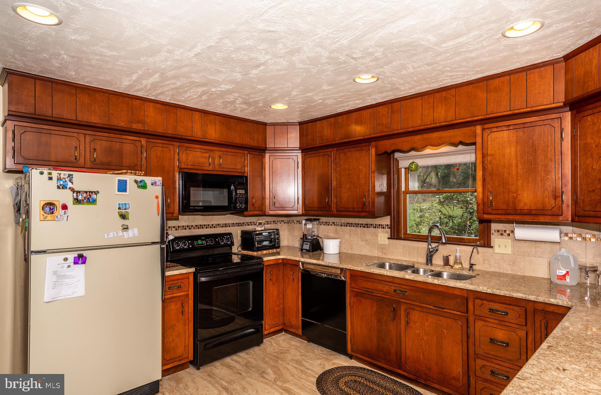 210 Bomberger Road Akron, PA 17501 - Photo 9 of 40 Kitchen