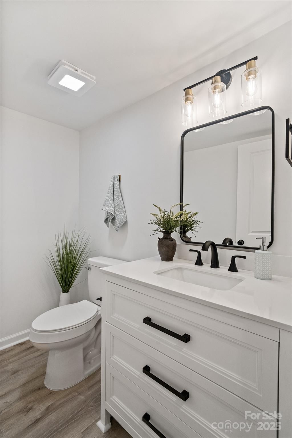 9514 Fairway Ridge Road Charlotte, NC 28277 - Photo 17 of 36 a bathroom with a toilet sink and mirror