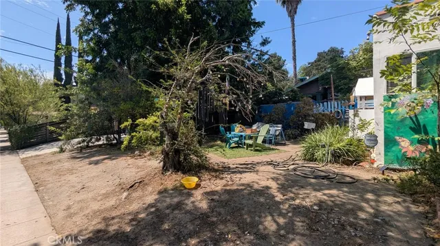 a view of a tree in the middle of a yard