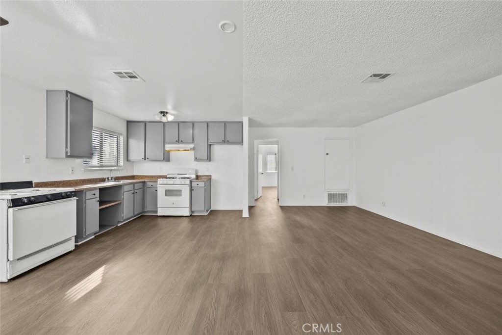 38501 Larkin Avenue, Unit 4 Palmdale, CA 93550 - Photo 11 of 26