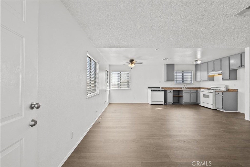 38501 Larkin Avenue, Unit 4 Palmdale, CA 93550 - Photo 4 of 26